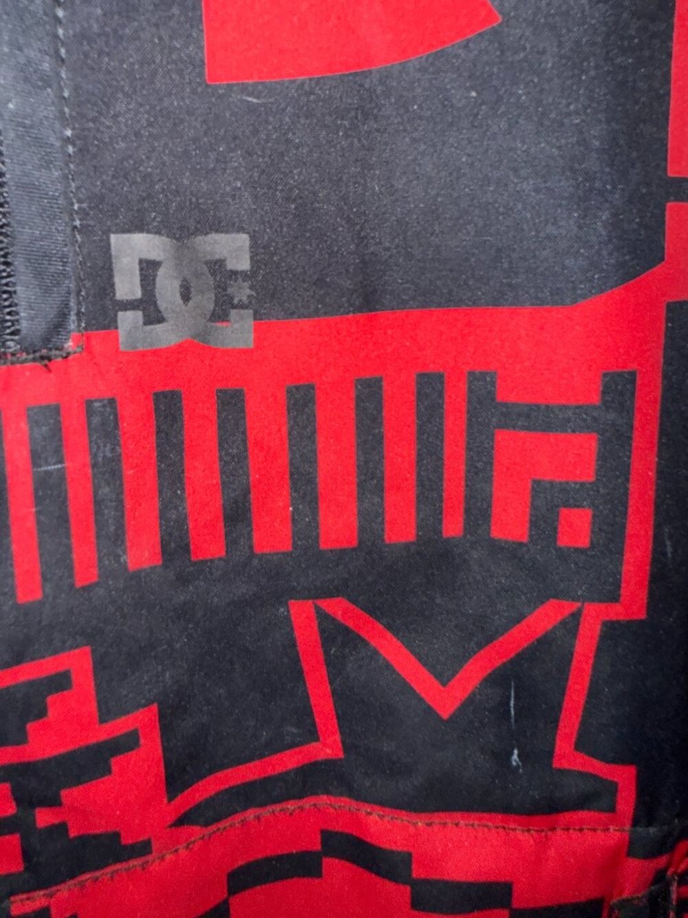 Men's Medium DC Red and Black Graphic Snowboard Jacket - Picture 5 of 8